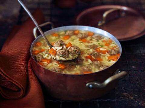 Soupe Nourrissante aux Boulettes à L’italienne