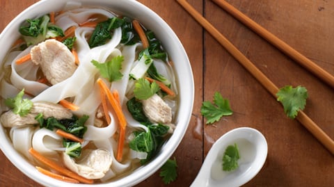 SOUPE ORIENTALE AU POULET ET AUX LÉGUMES