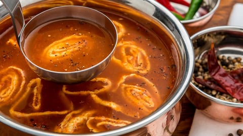 Soupe Rasam Épicée aux Oeufs et aux Tomates