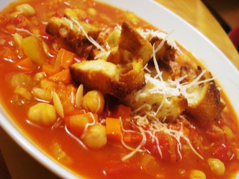 Soupe Rustique à la Tomate, aux Pois Chiches et au Pain Grillé