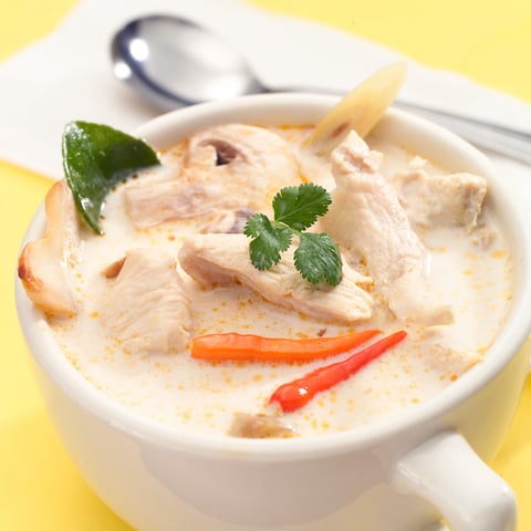 Soupe Thaïlandaise au Poulet et au Lait de Coco