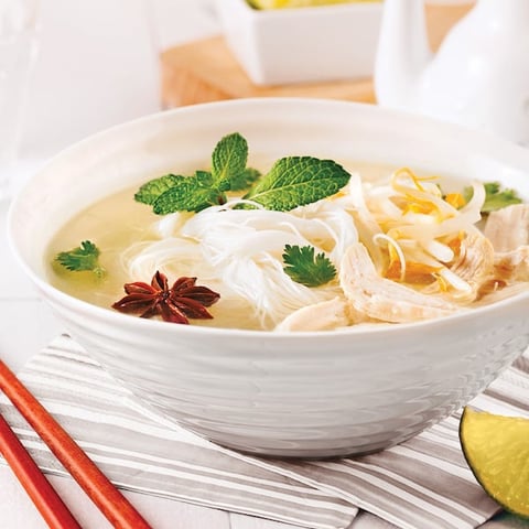 Soupe Vietnamienne au Poulet et Vermicelles de Riz