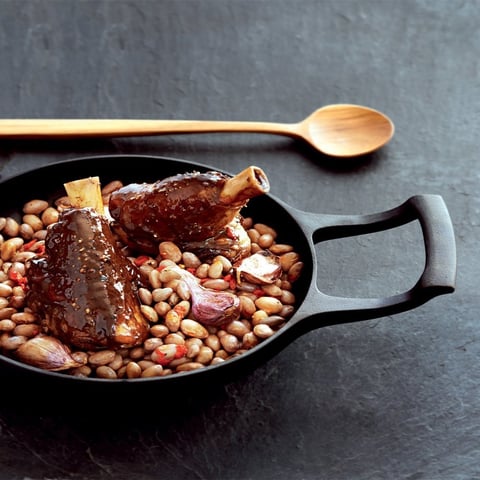 Souris D'agneau Laquée au Café, Cocos Frais et Piquillos