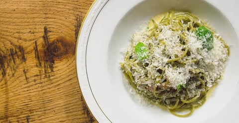 SPAGHETTI À L’AIL RÔTI AVEC SA CRÈME DE BASILIC ET PANCETTA