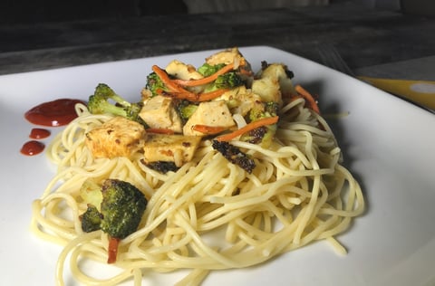 Spaghetti Tofu et Légumes avec Sauce Asiatique
