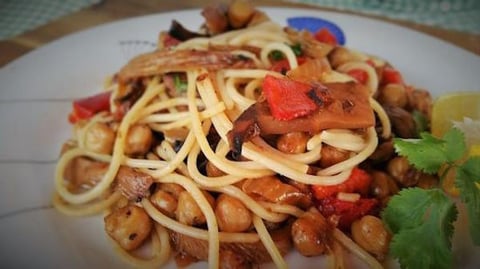 Spaghettis avec des Champignons et des Pois Chiches Caramélisés