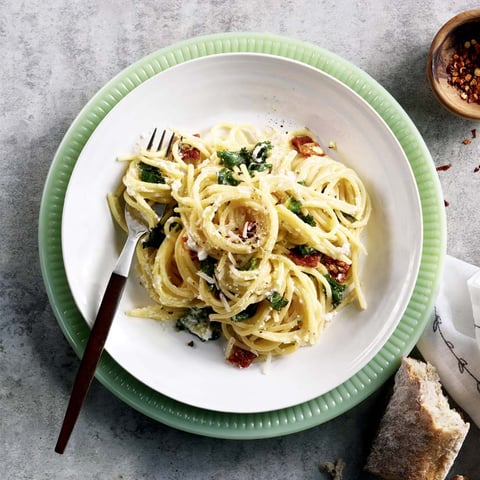Spaghettis Carbonara au Chou Frisé et aux Tomates Séchées