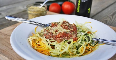 Spaghettis de Courgette, Sauce aux Tomates Fraîches et Crumesan aux Graines de Chanvre