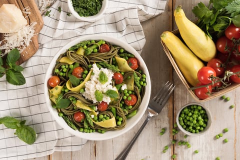 Spaghettis D'été aux Cougettes Jaune aux Asperges et Herbes Fraîches