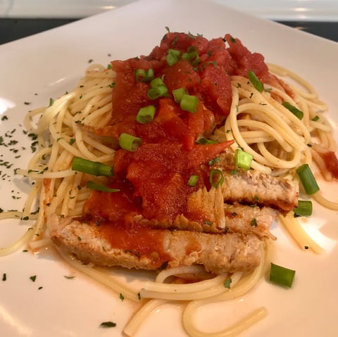 Spaghetti et Côtelette de Porc Sauce Tomates