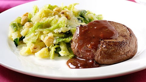 STEAK DE CERF AVEC SAUCE AU VIN ROUGE ET CANNEBERGES