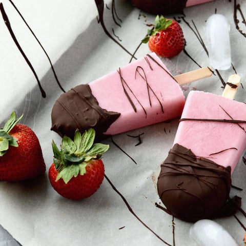 Sucettes Glacées aux Fraises & Chocolat