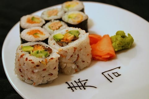 Sushi Maki Inversé (California roll) Saumon-Avocat