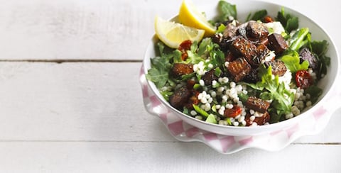 TABOULÉ D'ORGE AUX TOMATES CONFITES ET AU TOFU GRILLÉ