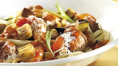 TAGLIATELLES AUX BOULETTES DE VIANDE ÉPICÉES ET AUX AUBERGINES