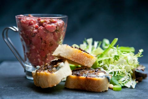Tartare de Boeuf aux Échalotes Marinées