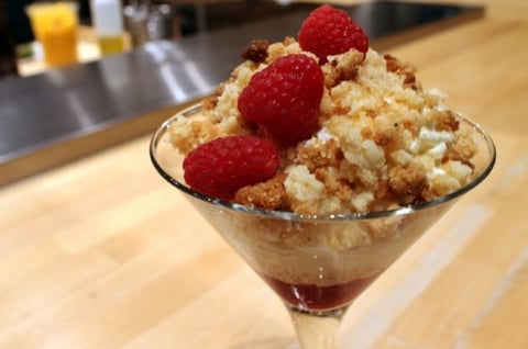 Tarte à la Framboise Déstructurée, Crumble aux Amandes et Crémeux au Chocolat Blanc