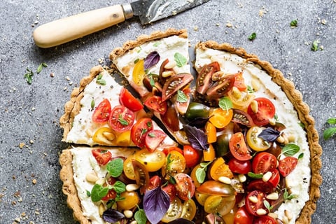 Tarte au Beurre à la Ricotta, au Parmesan et au Fromage à la Crème, garnie de Tomates Juteuses, de Basilic