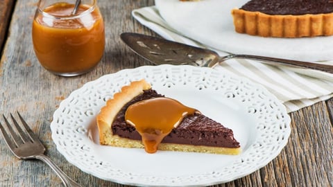 Tarte au Chocolat avec Sauce au Caramel Salé