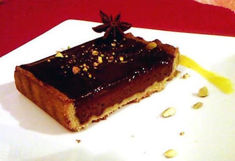 Tarte au Chocolat Épicé et Pistache et son Coulis de Mangue Anisé