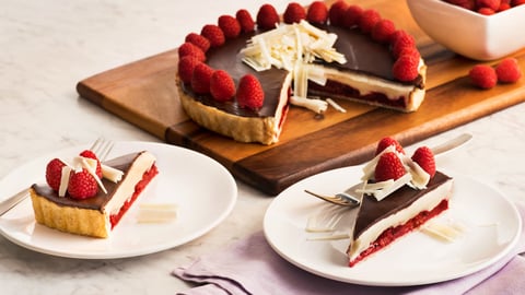Tarte aux Framboises et aux Chocolats Blanc et Noir