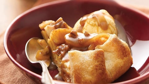 Tarte aux Pommes et à la Cannelle avec Sauce Caramel-Pacanes