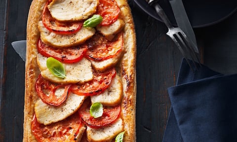 TARTE AUX TOMATES DE JARDIN, AU BASILIC ET AU POULET