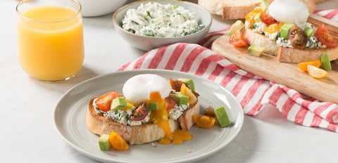 Tartine au Fromage Ricotta et Fines Herbes avec Oeuf Poché