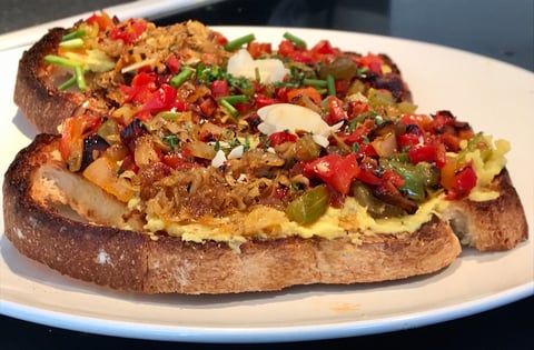 Tartine de Hummus et Légumes Sautés
