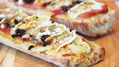 TARTINES AU CAMEMBERT, ESTRAGON ET OIGNONS CONFITS