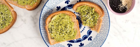 Tartines au Fromage à la Crème avec Thé Matcha et Sésame Noir