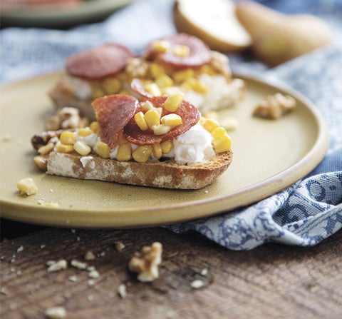 TARTINES AU FROMAGE FRAIS AU MAÏS À LA POIRE ET AU CHORIZO
