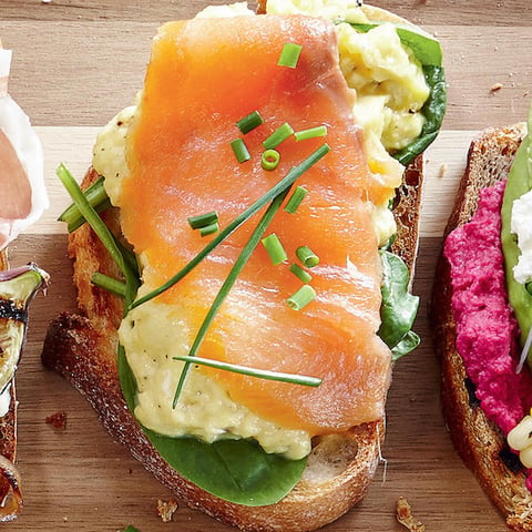 Tartines aux Oeufs Brouillés, aux Épinards et au Saumon Fumé