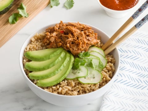 Thon et Avocat au Sriracha dans un Bol