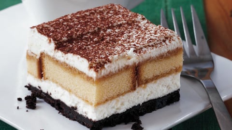 Tiramisu Classique avec une Croûte de Biscuit au Chocolat