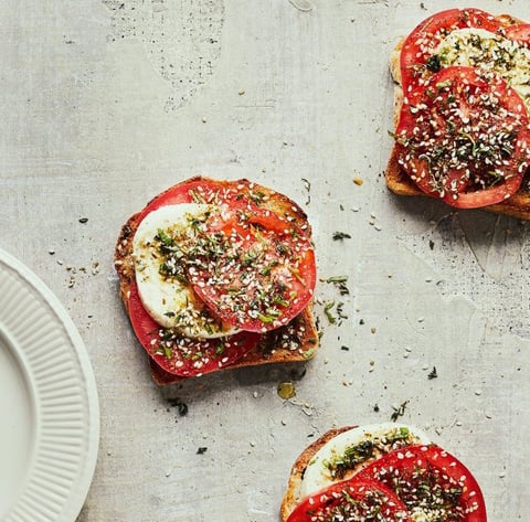 TOASTS AUX TOMATES, À LA MOZZARELLA & AU DUKKA AU BASILIC