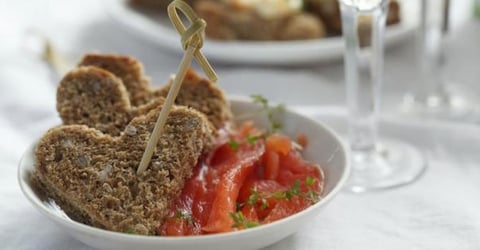 Toasts Coeurs de Saumon Mariné au Gingembre