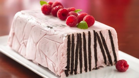 Torte Congelée à la Framboise et aux Gaufrettes de Chocolat
