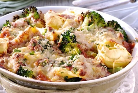 TORTELLINIS BOLOGNAISE AU FOUR AVEC BROCOLI ET PARMESAN