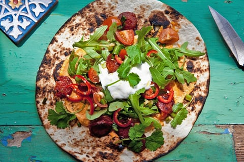 Tortilla Garnie de Hoummos à la Lime à la Mode du Sud-Ouest