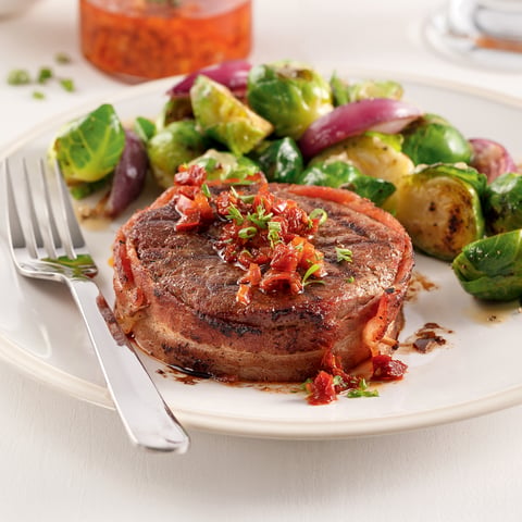 Tournedos de Boeuf Bardés de Bacon et Huile Parfumée aux Fines Herbes et Tomates Séchées