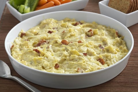 Trempette Chaude aux Artichauts, à L'oignon Caramélisé et au Bacon