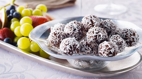 TRUFFES AU CHOCOLAT, AUX DATTES ET AU RIZ