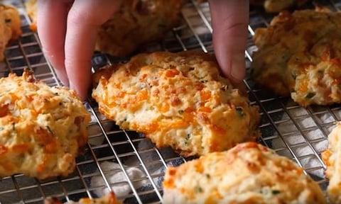 Un Biscuit Salé Jambon Fromage Cheddar et Crème Sure