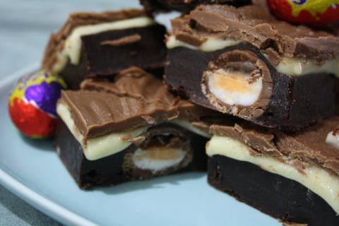 Un brownie avec des oeufs fondants Cadbury!