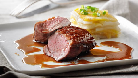 POITRINE DE CANARD DU LAC BRÔME LAQUÉES À L’ÉRABLE ET CROUSTI-FONDANT DE LÉGUMES RACINES