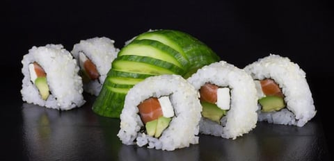 URAMAKI (CALIFORNIA ROLL) AU SAUMON, AVOCAT ET KIRI