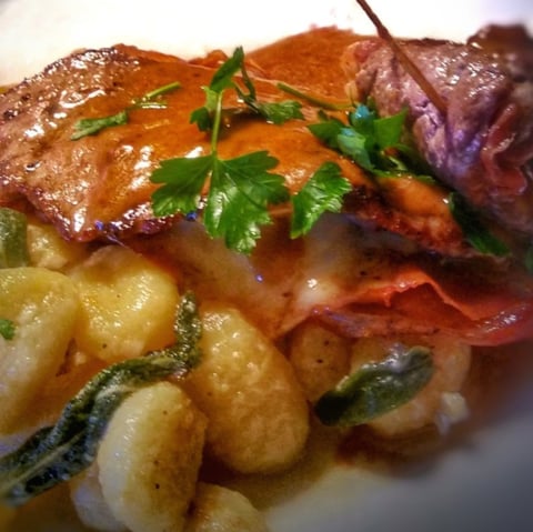 Veau Saltimbocca (prosciutto, vin blanc, sauge & fromage Bergeron)