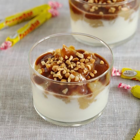 VERRINE AUX POIRES ET AU YAOURT À LA GRECQUE , SAUCE AUX CARAMBARS
