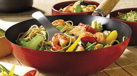 WOK DE CREVETTES AUX NOUILLES ET AUX LÉGUMES